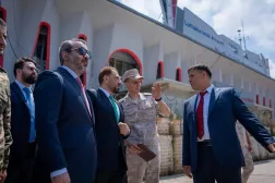 وزير الخارجية والمغتربين اسعد الشيباني (يسار) ورئيس الهيئة الطيران ومسؤولين عسكريين في أول وجود رسمي للحومة السورية في مطار اللاذقية (هيئة الطيران المدني)