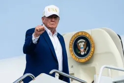 Trump, pazar günü New Jersey eyaletindeki Morristown Havalimanı'nda başkanlık uçağına binerken (Getty - AFP)