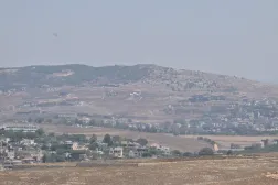 Lübnan'ın güneyindeki Nebatiye şehrinin doğusunda yer alan Ali et-Tahir Tepeleri ile hemen aşağısında görünen Kefer Tebnit ve Nebatiye el-Fevka beldeleri (Şarku’l Avsat)
