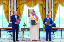   امیر محمد بن سلمان، رئیس‌جمهوری اردوغان و نخست‌وزیر شهباز شریف را پس از امضای «توافق‌نامه مکه برای دفاع مشترک» در میان گرفته است (واس)