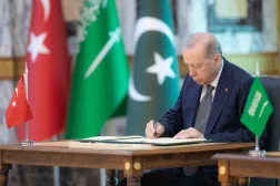 الرئيس التركي رجب طيب إردوغان خلال توقيعه «اتفاقية مكة للدفاع المشترك» الجمعة (واس)