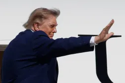 الرئيس الأميركي دونالد ترمب ملوحاً بيده لدى وصوله قاعدة سانت أندروز الجوية المشتركة بميريلاند يوم 7 أغسطس (أ.ب)