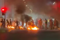 محتجون يشعلون النار في أحد شوارع الكوت جنوب بغداد احتجاجاً على نقص الكهرباء (مواقع تواصل)