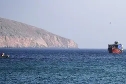 سفينة قرب مضيق هرمز (رويترز)