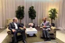 وزير الخارجية العماني بدر البوسعيدي يجري مشاورات مع نظيره الإيراني عباس عراقجي في جنيف (رويترز)
