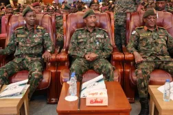 Orgeneral Burhan, Ordu Günü kutlamaları sırasında Yaser el-Atta ve Şemseddin Kebbaşi'nin arasında oturuyor (Egemenlik Konseyi Basın Ofisi)