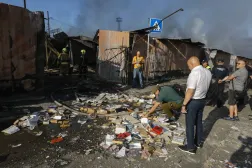 Ukraynalılar, Rusların gece bombaladığı Kiev’deki kitap pazarından kalanları inceliyor (EPA)