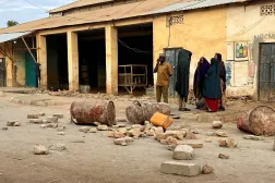 مدنيون يتجمعون بأحد شوارع مدينة بيدوة الصومالية عقب اشتباكات بين القوات الفيدرالية الصومالية وجماعات المعارضة المسلحة (رويترز)
