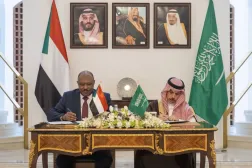 Suudi Arabistan Dışişleri Bakanı Prens Faysal bin Ferhan ile Sudan Dışişleri Bakanı Muhyiddin Salim, belgenin imzalanması sırasında (SPA)