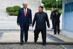 ABD Başkanı Donald Trump ile Kuzey Kore lideri Kim Jong-un arasında daha önce gerçekleşen bir görüşmeden (Arşiv - AFP)