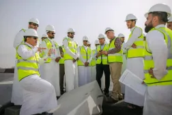 Suudi mühendisler Suudi Arabistan'daki projelerden birini incelerken (SPA)
