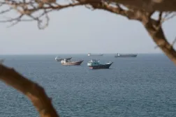 Umman'ın Musandam kentinden görülen Hürmüz Boğazı yakınlarındaki gemiler (Reuters)