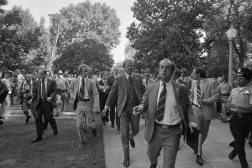 فورد أثناء إجلائه بواسطة الخدمة السرية الأميركية من موقع محاولة اغتياله عام 1975 في ساكرامنتو بكاليفورنيا (ويكيبيديا)