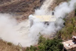 İsrail tanklarının Vadi es-Seluki bölgesindeki bir binayı bombalamasının ardından yükselen dumanlar... (Görüntü, Lübnan'ın güneyindeki Şakra köyünden alındı) (EPA)