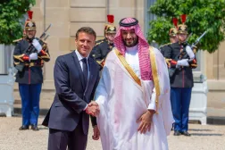 الرئيس الفرنسي مستقبلاً ولي العهد السعودي في قصر الإليزيه بالعاصمة باريس - 16 يونيو 2023 (واس)