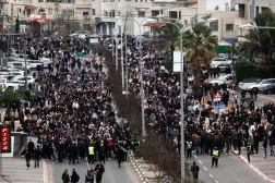 Arap beldelerinde yaygınlaşan suçlara karşı protesto etmek amacıyla İsrail'in kuzeyindeki Sahnin'de gösteri düzenleyen Arap vatandaşlar, Ocak 2026 (Reuters)
