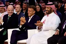 Prens Muhammed bin Selman ve Macron, dün düzenlenen e-spor şampiyonlarının ödül töreninde, (AFP)