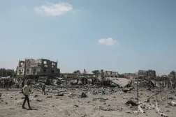 Filistinliler, Gazze Şeridi’nin merkezindeki el-Megazi mülteci kampına düzenlenen hava saldırısının ardından yıkımı inceliyor (DPA)