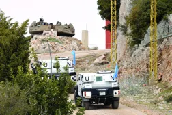آليات تابعة لقوات «يونيفيل» تتجه نحو منطقة كفرشوبا جنوب لبنان وتبدو فوقها دبابة إسرائيلية (أرشيفية - أ.ف.ب)