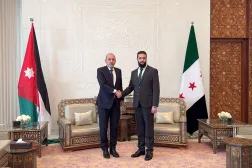 وزير الخارجية الأردني أيمن الصفدي خلال زيارته القائد العام للإدارة الجديدة بسوريا أحمد الشرع في دمشق 23 ديسمبر 2024 (أ.ف.ب)