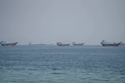 سفن بالقرب من مضيق هرمز، كما تُرى من مسندم، عُمان (رويترز)