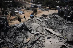 İsrail bombardımanı sonucu Gazze Şeridi'nin merkezindeki Deyr el-Belah'ta yaşanan yıkım (AP)