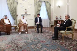 Pezeşkiyan, Perşembe günü Tahran’da Katar Başbakanı ve Dışişleri Bakanı Muhammed bin Abdurrahman Al Sani ile görüşürken (İran Cumhurbaşkanlığı)