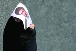 Geçtiğimiz salı günü Tahran’da düzenlenen erbain töreninde Mücteba Hamaney’in resmini taşıyan İranlı bir kadın (AP)
