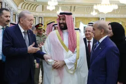 Prens Muhammed bin Salman, Erdoğan ve Şahbaz Şerif arasında “Ortak Savunma için Mekke Anlaşması”nın imzalanmasının ardından gerçekleşen samimi görüşme (Türkiye Cumhurbaşkanlığı)