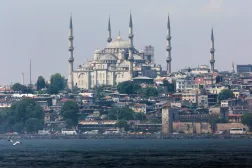 İstanbul’un simgelerinden, Mavi Cami olarak da bilinen Sultanahmet Camii’nin, Boğaz’da seyreden bir tekneden görünümü (AP)