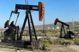 Kaliforniya eyaletindeki bir petrol sahasında çalışan sondaj kuleleri (Reuters)
