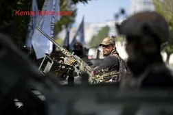 Taliban güvenlik personeli, hareketin iktidara dönüşünün beşinci yıldönümünden hemen önce, Kabil'in Yeşil Bölgesi'ndeki bir yolda zırhlı Humvee aracının üzerinde, 12 Ağustos 2026