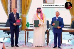   Suudi Arabistan Veliaht Prensi Muhammed bin Selman, Pakistan Başbakanı Şehbaz Şerif ve Cumhurbaşkanı Recep Tayyip Erdoğan arasında Mekke Anlaşması’nın imzalanmasının ardından (AFP)