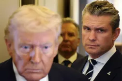 ABD Başkanı Donald Trump (solda), Savunma Bakanı Pete Hegseth ile birlikte gazetecilere açıklama yapıyor (Arşiv- Reuters)