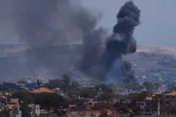Lübnan'ın güneyindeki Zavter eş-Şarkiyye'de İsrail güçlerinin evleri yıkması sırasında yükselen dumanlar, 23 Ağustos 2026 (AP)