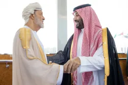Prens Muhammed bin Salman, Kral Abdulaziz Uluslararası Havalimanı'nda Sultan Heysem bin Tarık'ı karşılıyor (SPA)