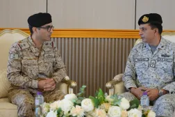 قائد التحالف اللواء عبد الله الشهري خلال استقباله نائبه العميد راشد شيخ في مقر القيادة (وزارة الدفاع السعودية)