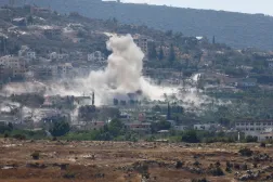 İsrail bombardımanı sonrası el-Mansuri kasabasından dumanlar yükseliyor (DPA)