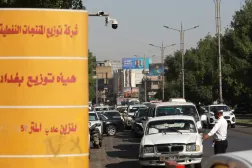 Irak polisi, Bağdat’ta bir akaryakıt istasyonunun önünde araç kuyruğunu düzenliyor... 5 Eylül 2026 (AFP)