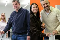 Muhafazakar aday Sven Scholz (solda) ile aşırı sağcı aday Ulrich Sigmund ve eşinin dün oy kullanırken (AFP)