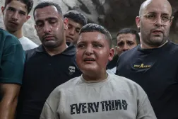 فتى فلسطيني يبكي يوم الاثنين خلال تشييع طالب طب الأسنان عمر طوباسي (20 عاماً) بعد مقتله برصاص مستوطنين إسرائيليين في قرية غرب مدينة نابلس بالضفة الغربية المحتلة (أ.ف.ب)