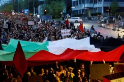 Filistin yanlısı yüzlerce gösterici, yeni büyükelçilik binasının önünde toplanarak kapatılmasını talep etti (Reuters)