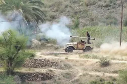 جنود في الجيش اليمني يضربون بالمدفعية مواقع الحوثيين غربي تعز (أ.ف.ب)