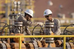 “Aramco” çalışanları, şirketin tesislerinden birinde görevlerini yerine getiriyor. (Şirket)