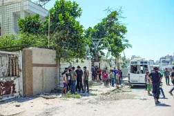 فلسطينيون قرب منزل المسؤول الأمني في «حماس» الذي تعرض لهجوم إسرائيلي أسفر عن اختطافه يوم الثلاثاء الماضي (إ.ب.أ)