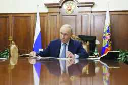 Rusya Devlet Başkanı Vladimir Putin, 15 Eylül 2026'da Moskova'da bir toplantıya başkanlık ederken (AFP)