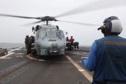 İran’a uygulanan ablukanın bir parçası olarak, ABD’ye ait «USS Rafael Peralta» uçak gemisinin güvertesinden bir helikopter kalkıyor (CENTCOM)