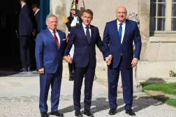 العاهل الأردني الملك عبد الله الثاني والرئيسان الفرنسي إيمانويل ماكرون واللبناني جوزيف عون يلتقطون صورة قبل اجتماع «مسار العقبة» لدعم القوات المسلحة اللبنانية بمجمع «ليزانفاليد» في باريس (أ.ف.ب)