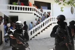 Haiti Devlet Başkanı Jovenel Moïse’nin öldürülmesiyle bağlantılı olmakla suçlanan Kolombiyalılar ve Haitililer, 26 Mayıs 2025’te Haiti’deki duruşmalarına götürülürken. (AP)