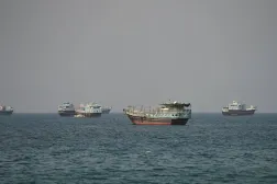 Umman’ın Musandam kentinden görülen Hürmüz Boğazı’ndaki gemiler (Reuters)